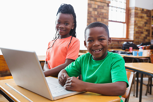포토 JPG 해외이미지 외국인 학생 응시 여자 교육 남자 초등학생 어린이 의자 교실 학교 함께함 실내 초등학교 앉기 소년 상반신 두명 앞모습 노트북 책상 신학기 어린이만 해외202007 해외포토 시선 뷰포인트 가구 컨셉 모션 사람 인종 내부 전자제품 파일형식