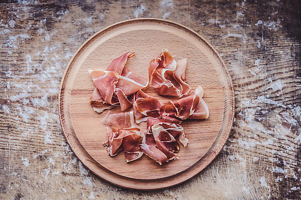 포토 JPG 해외이미지 전통 접시 음식 백그라운드 재료 치즈 육류 돼지고기 요리 사람없음 목재 식당 식사 저녁식사 이탈리아 추위 신선 파마 소시지 맛 아침식사 애피타이저 먹기 올리브 햄 슬라이스 베이컨 후추 바질 로즈메리 훈제 점심식사 그리시니 살라미 스페인어 식품점 치유 맛있는 프로슈토 해외202007 해외포토 나무 헤어스타일 식기 열매 유럽 빵 컨셉 식재료 모션 유제품 상점 가공식품 허브 향신료 파일형식