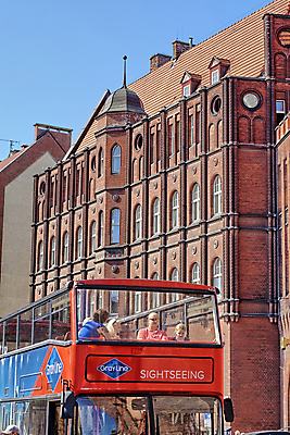 포토 JPG 해외이미지 유럽 육상교통 교통수단 여행 교통시설 자동차 거리 버스 사람없음 야외 건물 빨간색 관광지 도시풍경 도시 승객 폴란드 해외202007 해외포토 건축물 나라 컬러 교통 대중교통 풍경 시설 파일형식