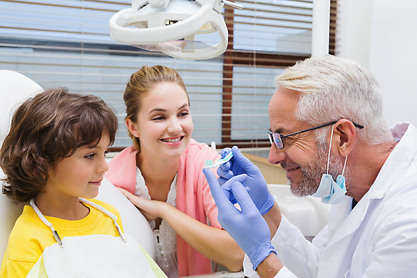 포토 JPG 해외이미지 백인 여자 남자 행복 아들 어린이 중년 50대 엄마 실내 치과 병원 앉기 소년 20대 성인 세명 부모 건강관리 환자 잡기 칫솔 치과의사 치과용품 보여주기 해외202007 해외포토 서양인 감정 의학 가족 모션 건강 관리 사람 청년 내부 위생용품 의사 의료용품 파일형식