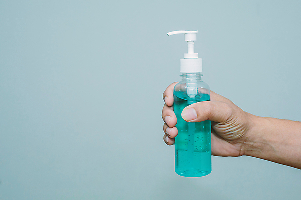 포토 JPG 해외이미지 손 들기 사람 신체부위 파란색 잡기 바이러스 예방 소독제 코로나바이러스 손소독제 해외202007 델타변이바이러스 해외포토 컬러 모션 파일형식