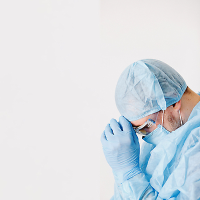 포토 JPG 해외이미지 주간 남자 실내 병원 마스크 한명 사람 상반신 옆모습 의료진 의사 흰배경 보안경 성인남자한명만 코로나바이러스 방호복 해외202007 델타변이바이러스 해외포토 자연요소 직업 1 옷 뷰포인트 백그라운드 의학 내부 흰색 바이러스 안전장비 남자한명만 성인남자만 파일형식