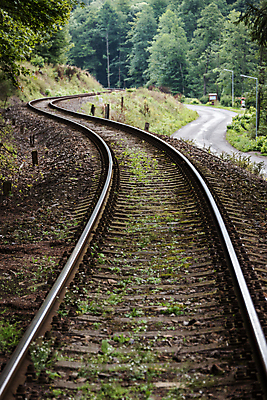 포토 JPG 해외이미지 나무 산업 도로 길 선 여행 백그라운드 곡선 교통시설 자연 하늘 숙이기 풍경 사람없음 야외 목재 초록색 여름 갈색 금속 기차 바위 숲 방향 회전 트랙 좁은 장면 루트 방법 선로 철강 해외202007 해외포토 식물 계절 육상교통 컬러 포즈 교통 재료 재질 대중교통 돌_바위 시설 생태계 파일형식