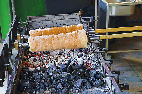 포토 JPG 해외이미지 전통 손 유럽 문화 음식 빵 여행 백그라운드 불 휴가 디저트 거리 나선형 요리 사람없음 목재 갈색 케이크 빵집 뜨거움 시장 달콤 맛 그릴 설탕 굽기 회전 반죽 롤 루마니아 헝가리 길거리음식 마케팅 시나몬 실린더 트란실바니아 페스츄리 맛있는 해외202007 해외포토 자연요소 나무 나라 컬러 컨셉 무늬 재료 주방용품 신체부위 상점 구이 동유럽 파일형식