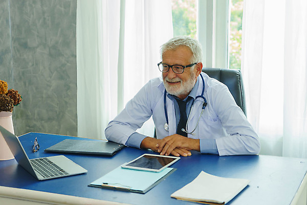 포토 JPG 해외이미지 백인 직업 남자 유럽 청진기 주택 실내 병원 한명 노트북 컴퓨터 알약 의사 작업 자신감 책상 서비스 옛날 해외202007 해외포토 서양인 1 감정 나라 가구 의학 의료기기 사람 내부 건물 전자제품 약 의료진 파일형식