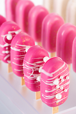 포토 JPG 해외이미지 분홍색 사람없음 장식 여러개 일렬 막대아이스크림 해외포토 컬러 다수 아이스크림 파일형식