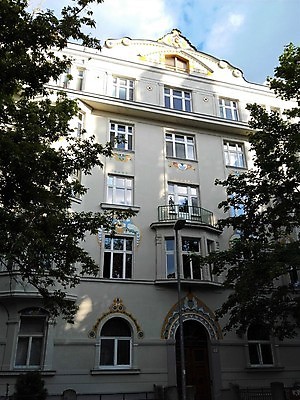 포토 JPG 해외이미지 나무 무료이미지 유럽 벽 여행 하늘 거리 주택 사람없음 야외 건물 여름 도시풍경 문 도시 브라티슬라바 슬로바키아 해외202007 해외202105 해외포토 식물 건축물 계절 나라 풍경 파일형식