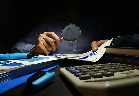 포토 JPG 해외이미지 손 비즈니스 돋보기 사람 신체부위 금융 분석 컨설턴트 회계 세금 해외202007 해외포토 컨셉 경제 전문직 상담 파일형식