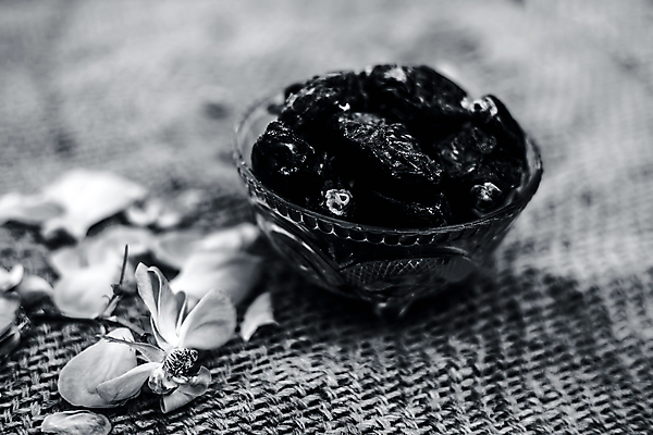 포토 JPG 해외이미지 전통 문화 음료 음식 다이어트 가방 과일 재료 유리 디저트 건조 건강 손바닥 요리 사람없음 갈색 검은색 흰색 인사 날짜 사발 중앙 달콤 맛 이슬람교 먹기 유기농 날것 동쪽 고립 단식 라마단 아랍어 채식주의자 맛있는 해외202007 해외포토 손 웰빙 잡화 종교 컬러 컨셉 모션 재질 예절 사기그릇 방향 채식 파일형식