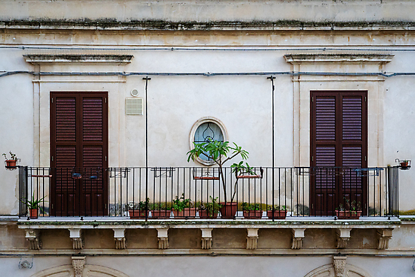 포토 JPG 해외이미지 유럽 여행 건축양식 하늘 지붕 파노라마 풍경 사람없음 야외 건물 도시풍경 햇빛 교회 마을 이탈리아 바위 도시 역사 지중해 타운 바로크 옛날 해외202007 해외포토 건축물 건축 나라 바다 종교건축 촬영기법 태양 돌_바위 파일형식