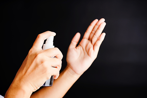 포토 JPG 해외이미지 손 검은배경 들기 사람 동양인 성인 신체부위 바이러스 예방 소독제 성인여자한명만 코로나바이러스 손소독제 해외202007 델타변이바이러스 해외포토 백그라운드 모션 인종 검은색 여자한명만 성인여자만 파일형식