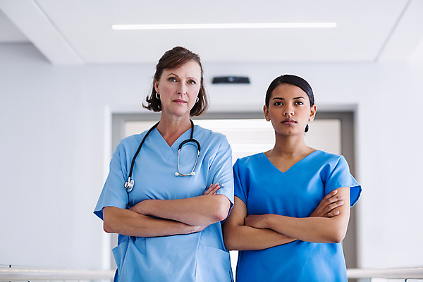 포토 JPG 해외이미지 주간 여자 중년 50대 유니폼 청진기 실내 병원 서기 상반신 20대 성인 두명 앞모습 팔짱 의료진 의사 복도 동료 여자만 해외202007 해외포토 자연요소 직업 옷 뷰포인트 의학 관계 의료기기 모션 사람 청년 내부 파일형식