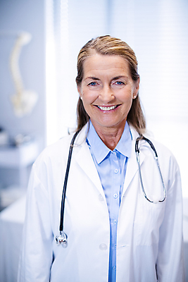 포토 JPG 해외이미지 주간 여자 노년 청진기 실내 병원 한명 서기 상반신 앞모습 의료진 의사 60대 노인여자한명만 해외202007 해외포토 자연요소 직업 1 뷰포인트 의학 의료기기 모션 사람 성인 내부 여자한명만 노인여자만 파일형식