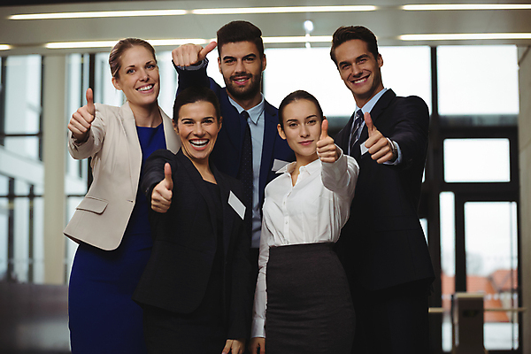 포토 JPG 해외이미지 백인 라이프스타일 여자 남자 행복 회사 비즈니스 성공 직장 서기 정장 손짓 20대 성인 30대 사무실 최고 비즈니스맨 비즈니스우먼 자신감 동료 긍정 해외202007 해외포토 서양인 옷 감정 컨셉 관계 모션 사람 청년 생활 장년 직장인 파일형식