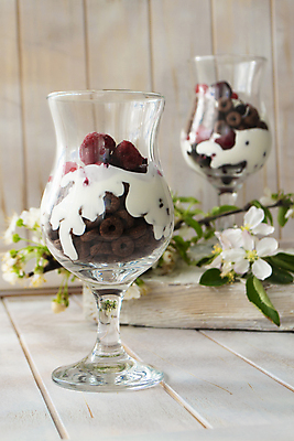 포토 JPG 해외이미지 무료이미지 전통 접시 열매 꽃 음식 크리스마스 과일 유리 탁자 휴가 디저트 기념 건강 요리 사람없음 장식 갈색 케이크 초콜릿 숟가락 검은색 식사 어둠 봄 우유 흰색 대접 신선 항아리 체리 달콤 맛 먹기 크림 산딸기 층 코코아 요거트 머랭 무스 바닐라 시나몬 핸드메이드 카피스페이스 맛있는 해외202007 해외202105 해외포토 식물 식기 계절 기념일 음료 컬러 가구 컨셉 모션 재질 유제품 수저 공백 도자기 파일형식