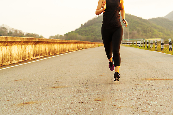포토 JPG 해외이미지 라이프스타일 여자 도로 길 선 스포츠 여행 포즈 백그라운드 운동화 신발 컨셉 신체 모션 거리 건강 사람 성인 사람없음 야외 여름 달리기 조깅 운동 에너지 도전 연습 시작 준비 위치 마라톤 단계 선로 양발 스타일 해외202007 해외포토 레이스천 계절 교통시설 경기 생활 직물 육상스포츠 파일형식