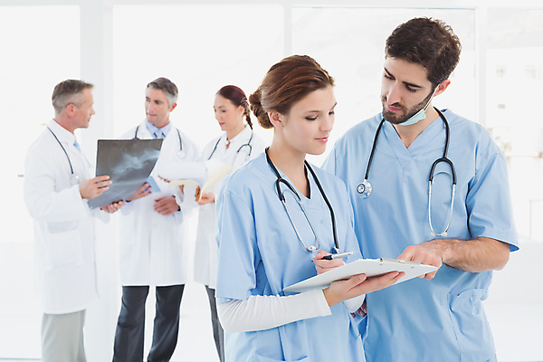 포토 JPG 해외이미지 주간 응시 여자 남자 40대 중년 유니폼 청진기 실내 병원 서기 여러명 20대 성인 앞모습 옆모습 치료 30대 의료진 의사 파일 돌봄 해외202007 해외포토 자연요소 직업 시선 옷 뷰포인트 다수 의학 의료기기 모션 사람 청년 내부 장년 파일형식