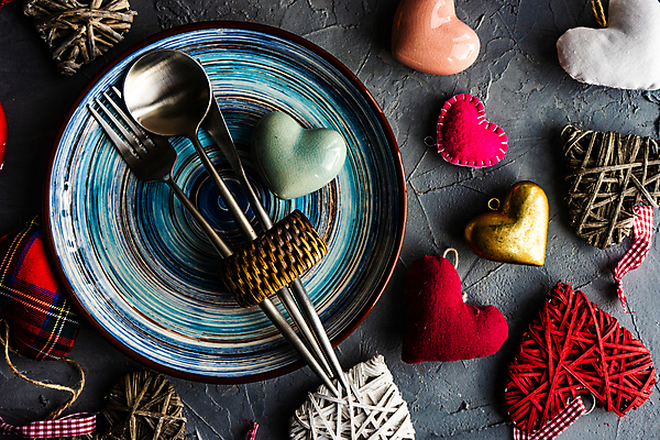 포토 JPG 해외이미지 무료이미지 식기 접시 리본 탁자 발렌타인데이 사랑 사람없음 하트 해외202007 해외202105 해외포토 모양 감정 가구 데이이벤트 파일형식