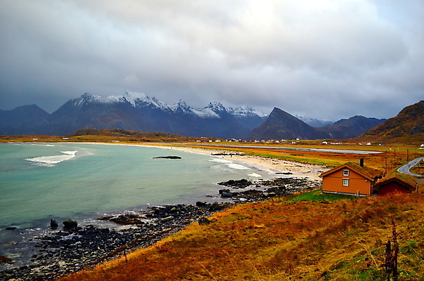 포토 JPG 해외이미지 구름 유럽 호수 바다 여행 건축양식 자연 하늘 산 주택 노르웨이 풍경 사람없음 야외 초록색 물 여름 파란색 마을 환경 고요 전원 땅 산봉우리 산맥 해외202007 해외포토 자연요소 계절 건축 나라 컬러 건물 전기에너지 생태계 봉우리 파일형식