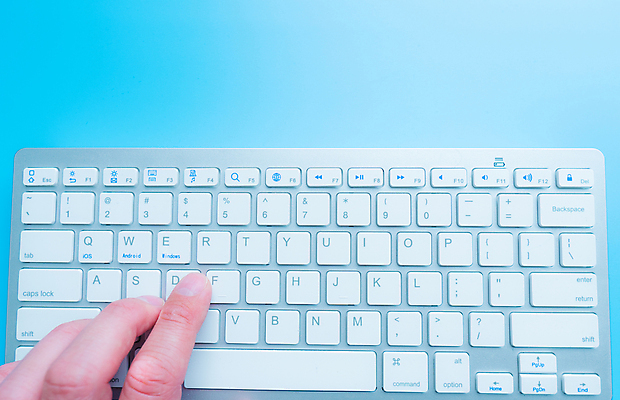 포토 JPG 해외이미지 직업 손 여자 인터넷 비즈니스 부분 손가락 설계 직장 사람없음 노트북 전자제품 컴퓨터 다이어리 장비 정보 공구 타이핑 키보드 업무 은색 손톱 편지 오브젝트 시작 바쁨 언론 소통 혁명 마케팅 입력 키패드 프로그래머 하드웨어 해외202007 해외포토 컬러 컨셉 회사 사람 신체부위 사무용품 도구 작업 파일형식