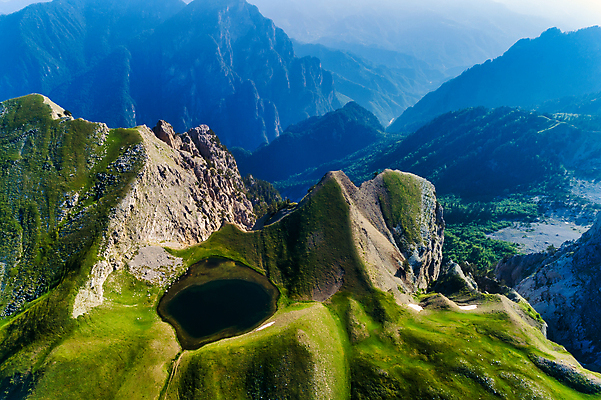 포토 JPG 해외이미지 무료이미지 호수 여행 백그라운드 자연 하늘 휴가 휴식 산 안테나 파노라마 국립공원 풍경 사람없음 야외 초록색 물 여름 파란색 태양 맑음 놀람 트래킹 전원 정상 그리스 내추럴 드론 이국적 인기 파라다이스 환상 해외202007 해외202105 해외포토 자연요소 계절 공원 감정 유럽 컬러 컨셉 통신 레저 날씨 촬영기법 표정 전기에너지 생태계 파일형식 무료콘텐츠