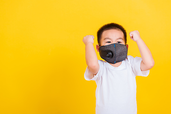 포토 JPG 해외이미지 남자 어린이 건강 마스크 한명 안전 사람 동양인 소년 노란색 기쁨 고통 아기 오염 바이러스 질병 예방 인플루엔자 전염병 남자한명만 카피스페이스 코로나바이러스 포스트코로나 해외202007 델타변이바이러스 해외포토 1 감정 컬러 의학 인종 공백 사회이슈 남자만 파일형식