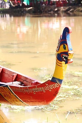 포토 JPG 해외이미지 아시아 문화 휴가 사람없음 물 빛 강 축제 축하 레이싱 사찰 보트 캄보디아 노젓기 내추럴 줄서기 해외202007 해외포토 레이스천 자연요소 나라 컨셉 배_교통 종교건축 모션 시합 직물 파일형식