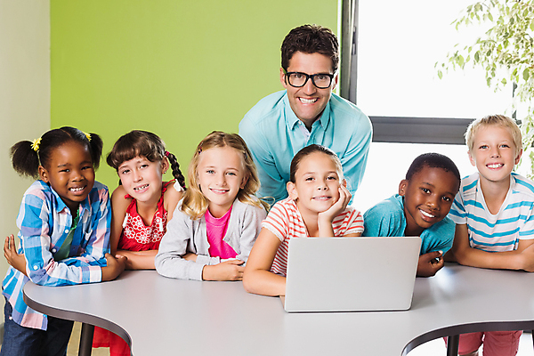 포토 JPG 해외이미지 외국인 학생 라이프스타일 응시 여자 교육 남자 안경 초등학생 어린이 학교 탁자 실내 초등학교 서기 앉기 소년 여러명 상반신 성인 앞모습 30대 노트북 스터디 교사 신학기 해외202007 해외포토 직업 시선 잡화 뷰포인트 가구 다수 모션 사람 인종 내부 생활 장년 전자제품 학습 파일형식