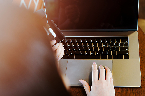 포토 JPG 해외이미지 여자 행복 돈 인터넷 비즈니스 모바일 주택 실내 관리 사람없음 금융 노트북 쇼핑 컴퓨터 햇빛 태양 상점 공책 자료 정보 타이핑 키보드 잡기 업무 신용카드 구매 위험 종업원 무선전화기 보안 상업 전자 결제 온라인 전자상거래 해외202007 해외포토 자연요소 직업 감정 컨셉 모션 문구용품 안전 사람 내부 건물 경제 전자제품 작업 재산 전화기 파일형식