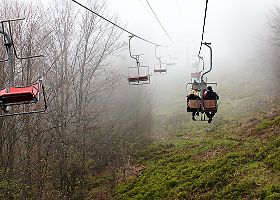 포토 JPG 해외이미지 나무 구름 라이프스타일 여자 남자 여행 백그라운드 의자 자연 날씨 휴식 산 사람 풍경 사람없음 야외 두명 빨간색 초록색 봄 안개 정상 숲 휴양지 리프트 내추럴 우크라이나 해외202007 해외포토 자연요소 식물 계절 유럽 컬러 가구 컨셉 생활 장소 생태계 파일형식