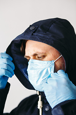 포토 JPG 해외이미지 남자 장갑 백그라운드 건강 마스크 한명 사람 동양인 흰색 오염 바이러스 질병 위험 예방 전염병 남자한명만 코로나바이러스 포스트코로나 해외202007 델타변이바이러스 해외포토 1 잡화 컬러 컨셉 의학 인종 사회이슈 남자만 파일형식