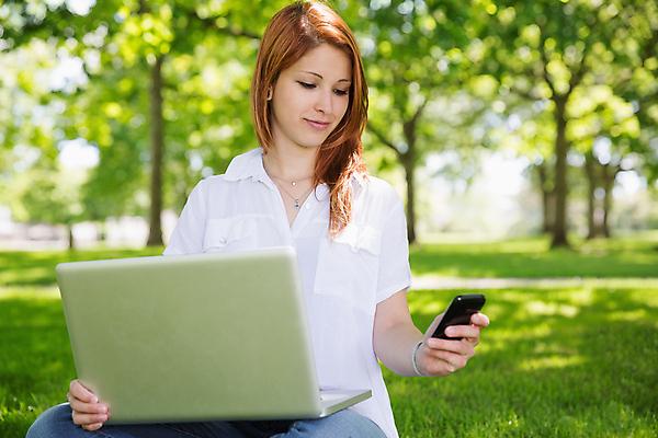 포토 JPG 해외이미지 백인 응시 공원 여자 한명 들기 앉기 잔디 상반신 20대 청년 성인 야외 앞모습 아웃포커스 노트북 스마트폰 햇빛 성인여자한명만 해외202007 해외포토 서양인 식물 1 시선 공공시설 뷰포인트 모션 촬영기법 사람 전자제품 핸드폰 스마트기기 태양 여자한명만 성인여자만 파일형식