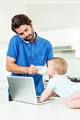 포토 JPG 해외이미지 백인 라이프스타일 남자 아들 가족 실내 서기 들기 상반신 20대 성인 두명 옆모습 노트북 스마트폰 부모 주방 육아 아기 잡기 아빠 무릎꿇기 통화 돌봄 수유 남자만 해외202007 해외포토 서양인 뷰포인트 관계 모션 사람 청년 내부 생활 전자제품 핸드폰 스마트기기 파일형식