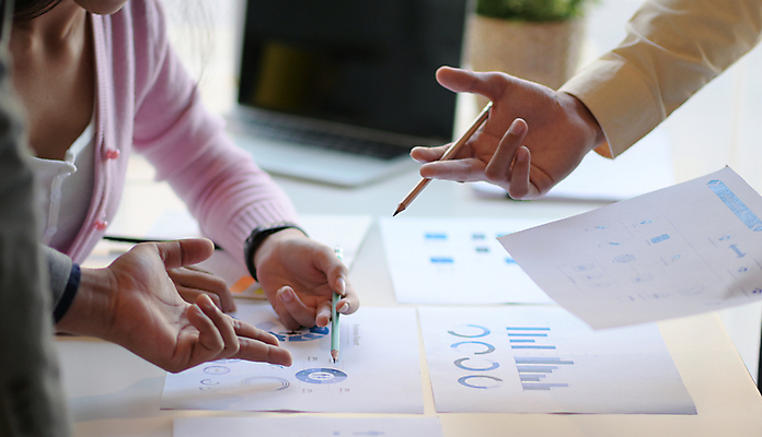 포토 JPG 해외이미지 직업 컨셉 회사 비즈니스 성공 그래프 협력 설계 아이디어 직장 사람없음 금융 사무실 알약 자료 가리킴 업무 작업 비즈니스맨 그룹 시장 계획 토론 책상 분석 동료 보고서 경영자 리더 문서 창업 해결 경영 마케팅 프로젝트 프리랜서 브레인스토밍 해외202007 해외포토 남자 가구 관계 손짓 경제 약 직장인 자영업 파일형식