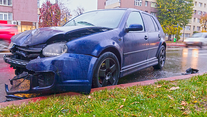 포토 JPG 해외이미지 도로 교통시설 자동차 유리 날씨 거리 안전 이벤트 사람없음 옆모습 문 금속 손상 젖음 긴급 도시 바퀴 수리 위험 사건 속도 타이어 보험 길가 깨짐 때리기 자동 재앙 철강 트러블 해외202007 해외포토 길 육상교통 뷰포인트 교통 컨셉 모션 재질 시설 파일형식