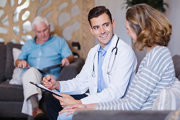 포토 JPG 해외이미지 백인 여자 남자 행복 40대 중년 청진기 병원 설명 앉기 20대 성인 세명 소파 펜 건강관리 의사 70대 해외202007 해외포토 서양인 노년 감정 의자 의학 의료기기 모션 건강 관리 사람 청년 필기구 의료진 파일형식