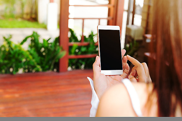 포토 JPG 해외이미지 라이프스타일 손 여자 행복 컨셉 인터넷 비즈니스 모바일 사람없음 금융 스마트폰 핸드폰 쇼핑 유행 상점 자료 정보 네트워크 속임수 어플리케이션 구매 위험 고객 보안 상업 부름 온라인 편리함 전자상거래 혁명 소셜 쉬운 터치스크린 해외202007 해외포토 감정 모션 안전 사람 생활 신체부위 경제 전자제품 스마트기기 파일형식