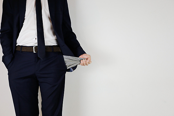 포토 JPG 해외이미지 직업 손 남자 감정 컨셉 돈 비즈니스 사람 사람없음 금융 경제 쇼핑 우정 슬픔 비즈니스맨 구멍 황무지 가난 실업 걱정 호기심 보여주기 빈털터리 파산 빚 우울증 위기 적자 해외202007 해외포토 모션 신체부위 친구 직장인 재산 질병 파일형식