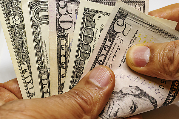 포토 JPG 해외이미지 1 종이 백그라운드 컨셉 지폐 돈 비즈니스 성공 사람없음 초록색 금융 경제 숫자 달러 쪽지 미국 저축 흰색 시장 재산 닫기 심볼 투자 이익 흙더미 계산서 대출 빚 자금 해외202007 해외포토 문자 컬러 북아메리카 모션 흙 파일형식 더미