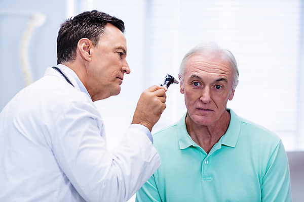 포토 JPG 해외이미지 백인 노년 남자 중년 50대 병원 두명 치료 건강관리 진료 환자 의사 잡기 60대 질병 집중 확인 상담 귀 문제 남자만 해외202007 해외포토 서양인 컨셉 의학 모션 건강 관리 사람 성인 신체부위 의료진 파일형식