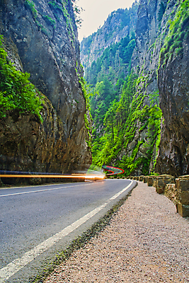 포토 JPG 해외이미지 나무 유럽 도로 여행 곡선 자국 자동차 자연 하늘 산 풍경 사람없음 야외 초록색 여름 강 골짜기 계곡 하이킹 운전 바위 위험 큼 고도 언덕 좁은 장면 루마니아 내추럴 방법 트란실바니아 해외202007 해외포토 식물 계절 나라 길 선 육상교통 컬러 컨셉 교통시설 모션 레저 돌_바위 크기 생태계 파일형식