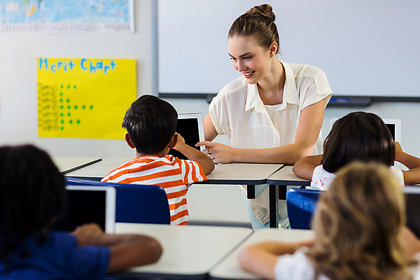 포토 JPG 해외이미지 외국인 학생 여자 교육 남자 초등학생 어린이 교실 학교 수업 실내 초등학교 소년 여러명 상반신 20대 성인 앞모습 뒷모습 태블릿 교사 가르침 해외202007 해외포토 직업 뷰포인트 다수 사람 인종 청년 내부 전자제품 스마트기기 파일형식