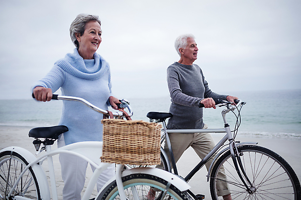포토 JPG 해외이미지 백인 라이프스타일 커플 여자 노년 남자 여행 휴가 함께함 사랑 상반신 야외 두명 옆모습 걷기 자전거 노부부 60대 70대 노인만 해외202007 해외포토 서양인 부부 감정 뷰포인트 컨셉 관계 모션 사람 성인 생활 바이크 성인만 파일형식