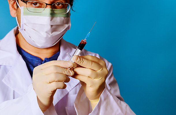 포토 JPG 해외이미지 주간 응시 남자 실내 건강 병원 주사기 한명 들기 상반신 성인 앞모습 치료 약 의료진 의사 혈액 파란배경 주사약 백신 성인남자한명만 안경낌 해외202007 해외포토 자연요소 직업 1 시선 안경 뷰포인트 백그라운드 의학 의료기기 모션 사람 내부 파란색 남자한명만 성인남자만 파일형식