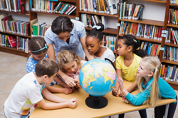포토 JPG 해외이미지 외국인 학생 여자 교육 남자 초등학생 어린이 교실 학교 함께함 실내 초등학교 서기 소년 여러명 상반신 성인 앞모습 옆모습 30대 하이앵글 지구본 교사 가르침 도서관 해외202007 해외포토 직업 뷰포인트 다수 컨셉 모션 사람 인종 내부 장년 파일형식