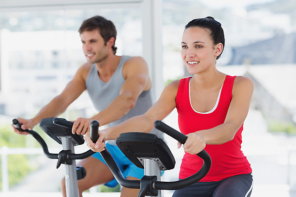 포토 JPG 해외이미지 백인 라이프스타일 여자 남자 행복 스포츠 실내 건강 사람 20대 성인 두명 30대 운동복 운동 자전거 헬스사이클 장비 연습 체육관 성인만 해외202007 해외포토 서양인 옷 감정 청년 내부 생활 장년 바이크 운동기구 파일형식