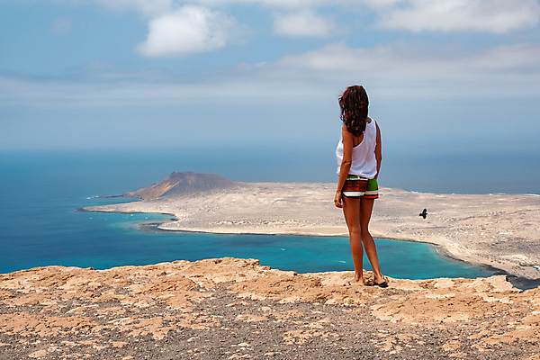 포토 JPG 해외이미지 백인 구름 여자 행복 유럽 바다 섬 여행 배낭 자연 휴가 휴식 안테나 파노라마 한명 풍경 여름 여행객 자유 스페인 화산 대서양 마스코트 터키석 해외202007 해외포토 자연요소 서양인 1 계절 감정 나라 컨셉 가방 통신 산 촬영기법 사람 보석 생태계 파일형식