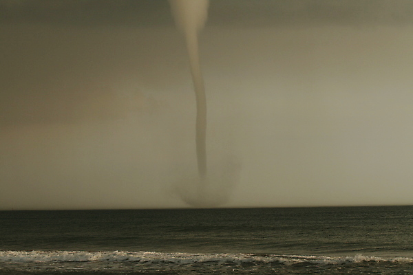 포토 JPG 해외이미지 구름 파도 바다 여행 백그라운드 곡선 자연 하늘 바람 날씨 풍경 사람없음 야외 물 여름 환경 어둠 힘 손상 안개 보트 위험 무서움 지중해 폭풍 바르셀로나 흐림 내추럴 고립 깔대기 뇌우 재앙 진짜 폭풍우 해외202007 해외포토 자연요소 계절 감정 선 컨셉 배_교통 비_날씨 스페인 자연재해 생태계 파일형식
