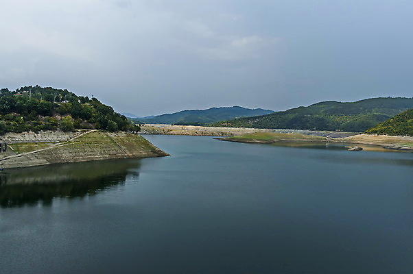 포토 JPG 해외이미지 나무 유럽 지구 호수 벽 파도 자연 낚시 산 파노라마 어류 이끼 앉기 풍경 사람없음 초록색 물 파란색 강 반사 마을 가을 저수지 숲 댐 지역 암초 어장 불가리아 옛날 콘크리트 해외202007 해외포토 자연요소 식물 계절 공공시설 나라 바다 컬러 모션 레저 촬영기법 수중동물 생태계 파일형식 남유럽
