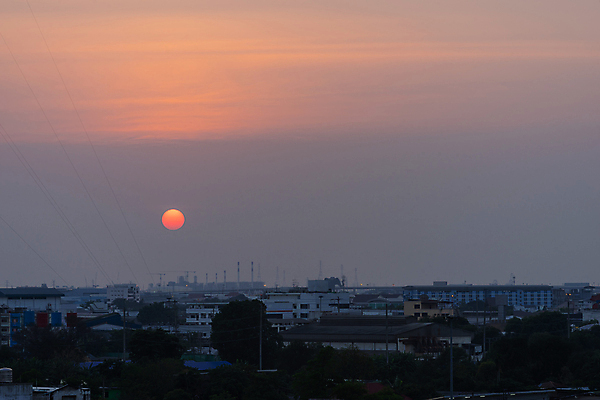 포토 JPG 해외이미지 아시아 여행 백그라운드 비즈니스 건축양식 태국 자연 하늘 거리 주택 안테나 풍경 사람없음 건물 도시풍경 사무실 탑 고층빌딩 황혼 일몰 안개 도시 오염 도심 저녁 방콕 지역 스카이라인 스모그 해외202007 해외포토 건축물 건축 나라 통신 날씨 빌딩 노을 야간 생태계 파일형식